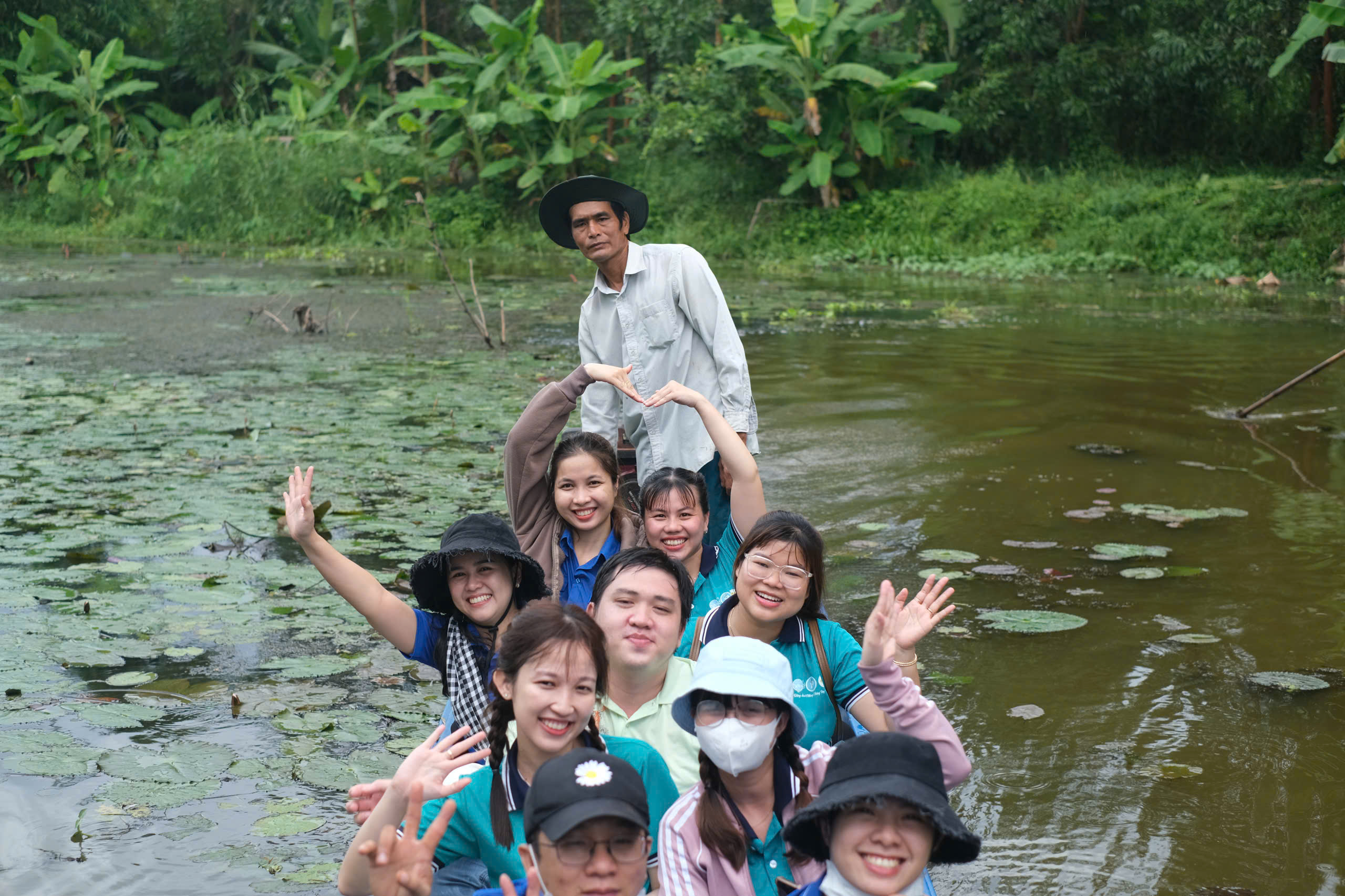 Chèo xuồng rừng tràm